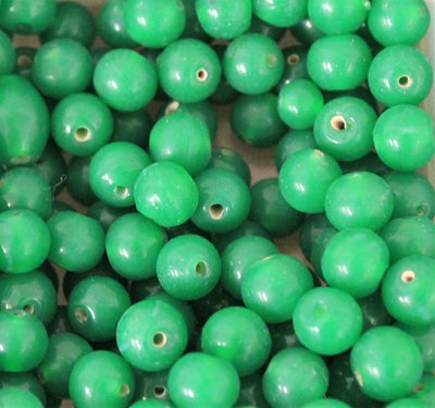 50 x Round Glass Beads ~ 8mm ~ Shamrock Green