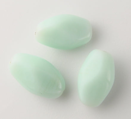 10 x Twisted Oval Glass Beads ~ 20mm ~ Mint Alabaster